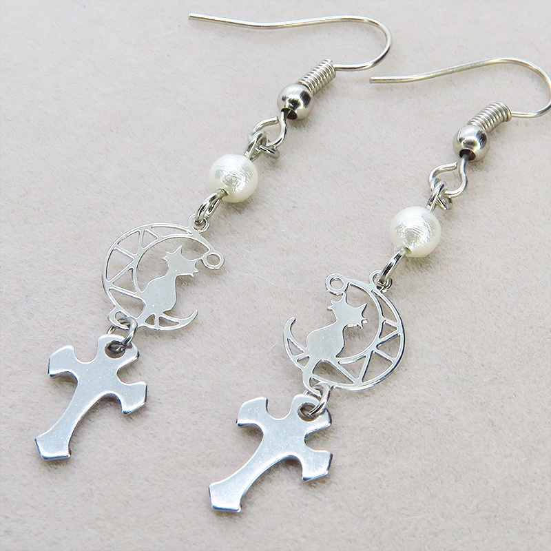 シルバーカラー 三日月に乗る猫とロザリオモチーフを組み合わせたコンパクトなピアス サージカル可