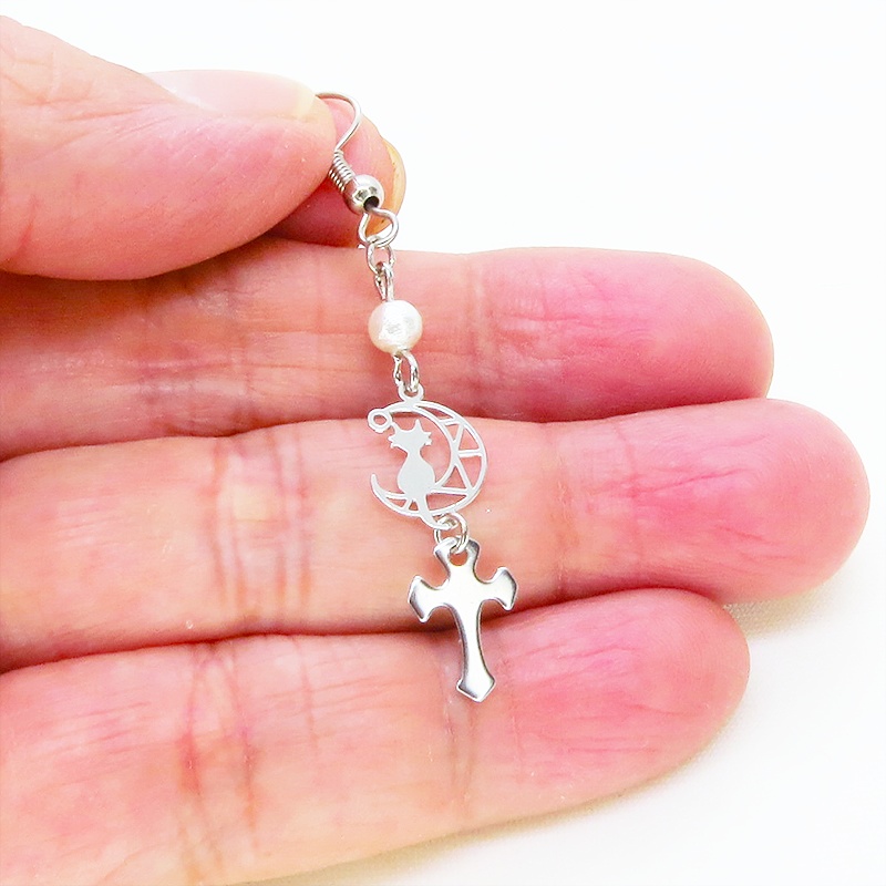 シルバーカラー 三日月に乗る猫とロザリオモチーフを組み合わせたコンパクトなピアス サージカル可