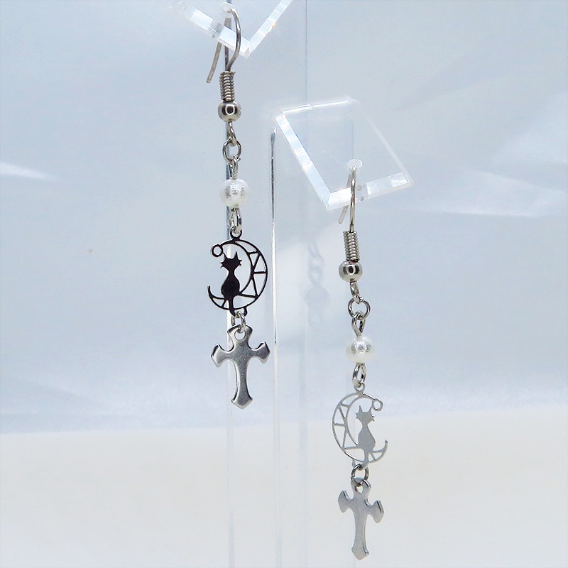 シルバーカラー 三日月に乗る猫とロザリオモチーフを組み合わせたコンパクトなピアス サージカル可