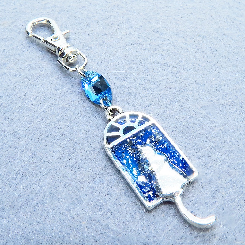 アンティークシルバー 窓辺にたたずむ猫のキーホルダー スワロフスキー(アクアマリン) 金具変更可