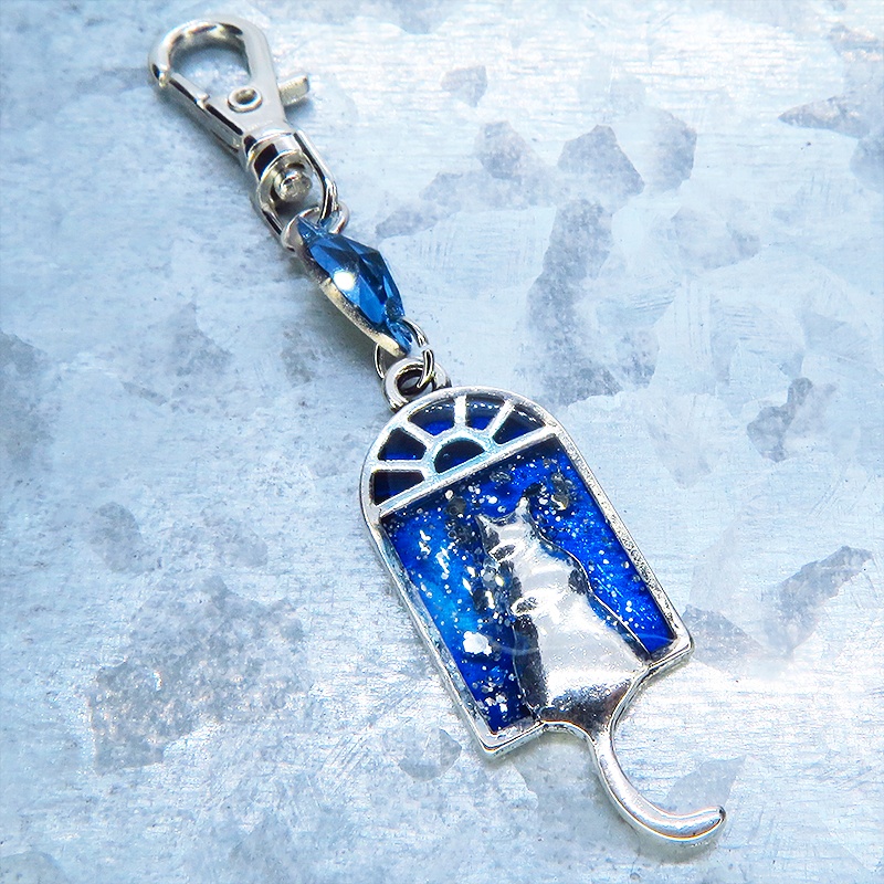 アンティークシルバー 窓辺にたたずむ猫のキーホルダー スワロフスキー(アクアマリン) 金具変更可