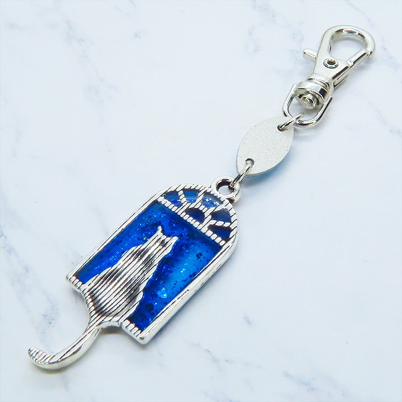 アンティークシルバー 窓辺にたたずむ猫のキーホルダー スワロフスキー(アクアマリン) 金具変更可