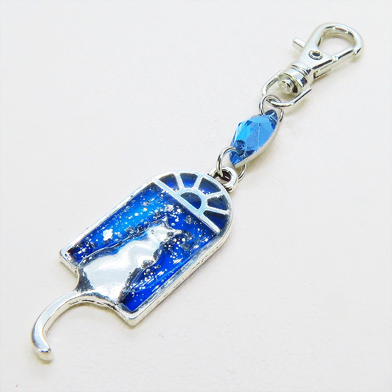 アンティークシルバー 窓辺にたたずむ猫のキーホルダー スワロフスキー(アクアマリン) 金具変更可