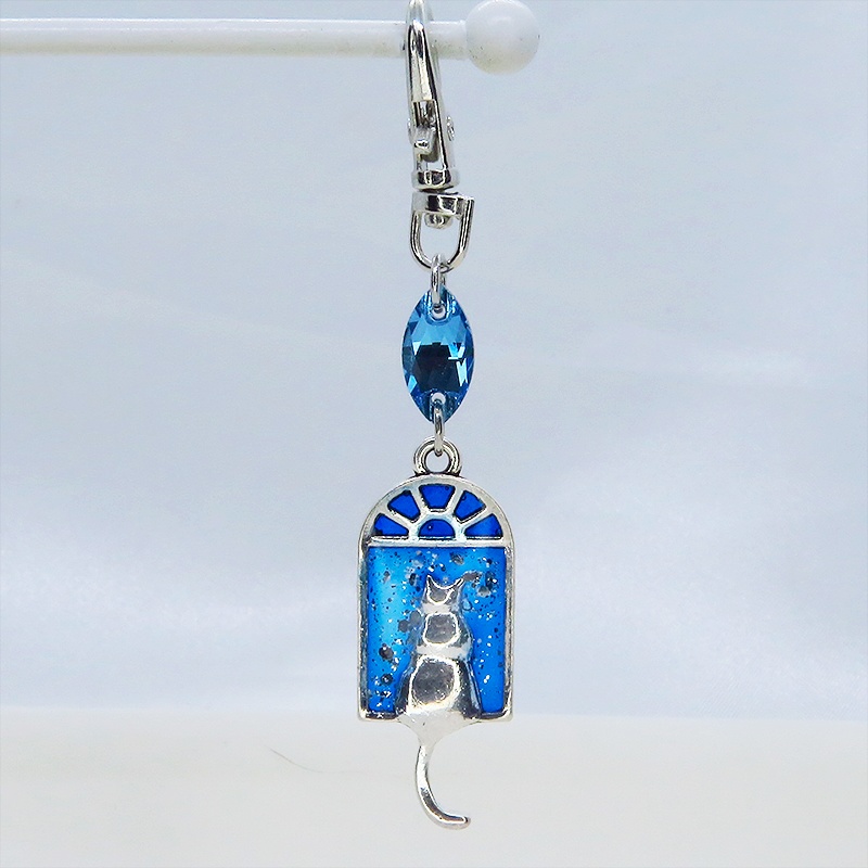 アンティークシルバー 窓辺にたたずむ猫のキーホルダー スワロフスキー(アクアマリン) 金具変更可