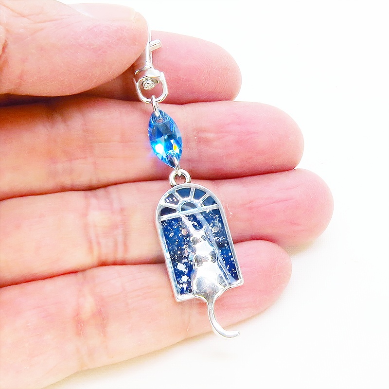 アンティークシルバー 窓辺にたたずむ猫のキーホルダー スワロフスキー(アクアマリン) 金具変更可