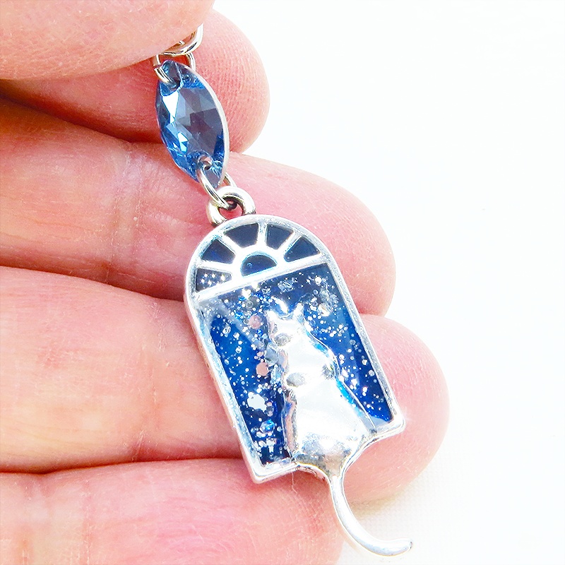 アンティークシルバー 窓辺にたたずむ猫のキーホルダー スワロフスキー(アクアマリン) 金具変更可