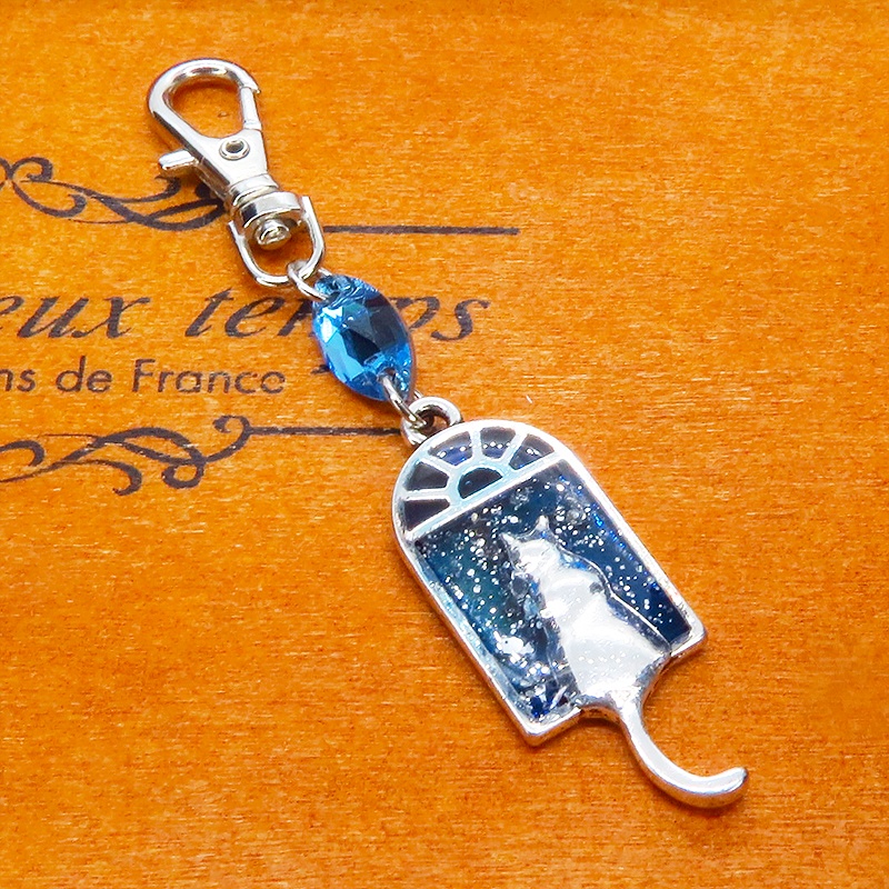 アンティークシルバー 窓辺にたたずむ猫のキーホルダー スワロフスキー(アクアマリン) 金具変更可