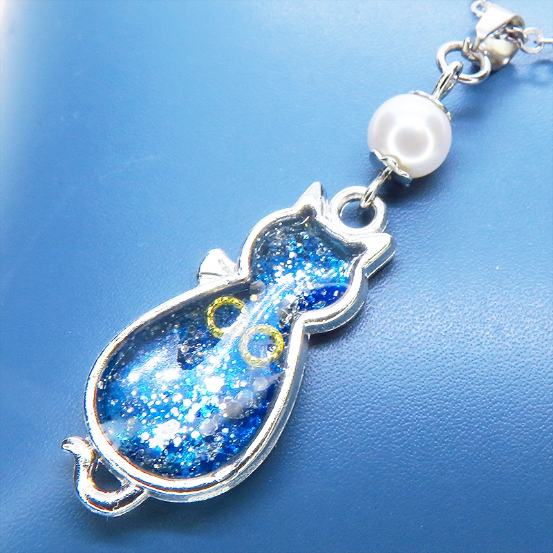 シルバーカラー マリンブルー猫シルエットモチーフとスワロフスキーパールのネックレス 長さ調整可