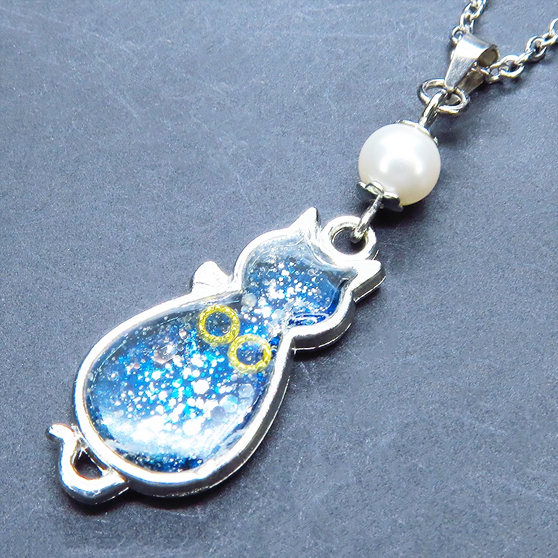 シルバーカラー マリンブルー猫シルエットモチーフとスワロフスキーパールのネックレス 長さ調整可