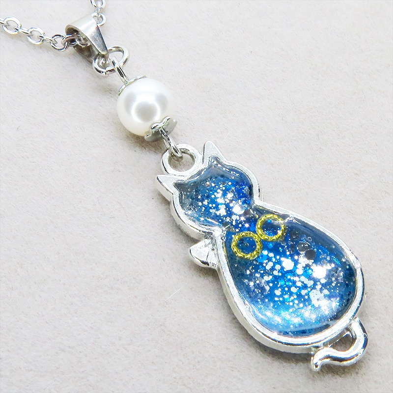 シルバーカラー マリンブルー猫シルエットモチーフとスワロフスキーパールのネックレス 長さ調整可