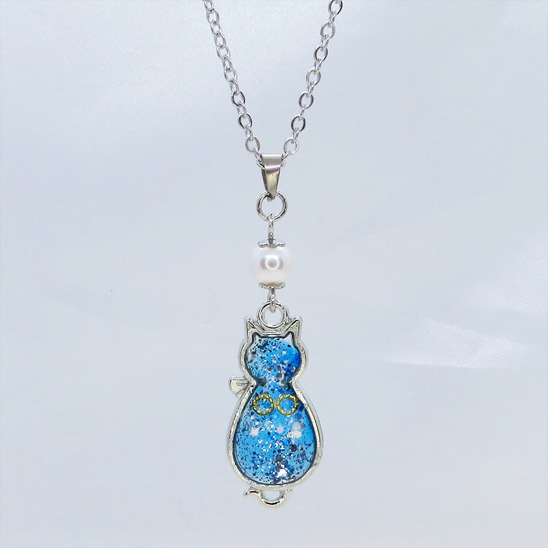 シルバーカラー マリンブルー猫シルエットモチーフとスワロフスキーパールのネックレス 長さ調整可