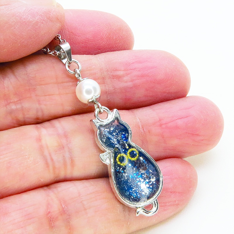 シルバーカラー マリンブルー猫シルエットモチーフとスワロフスキーパールのネックレス 長さ調整可