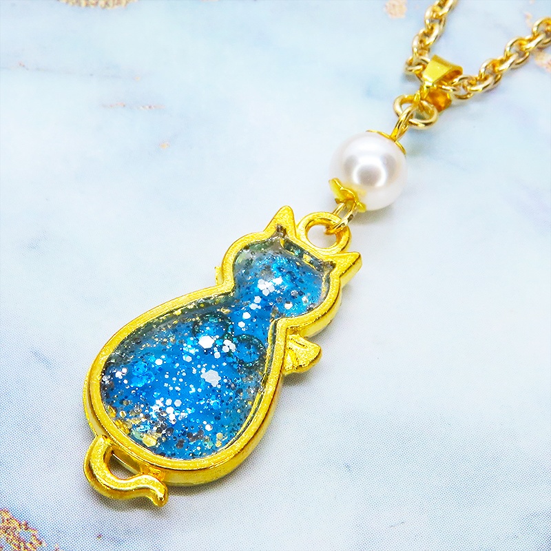 ゴールドカラー マリンブルー猫シルエットモチーフとスワロフスキーパールのネックレス 長さ調整可
