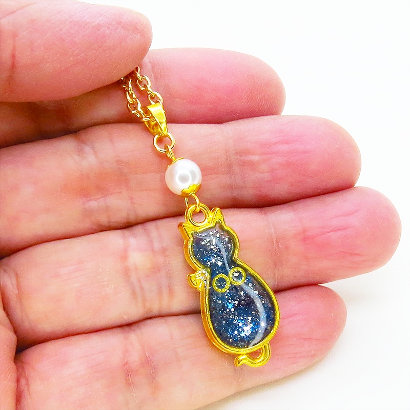 ゴールドカラー マリンブルー猫シルエットモチーフとスワロフスキーパールのネックレス 長さ調整可