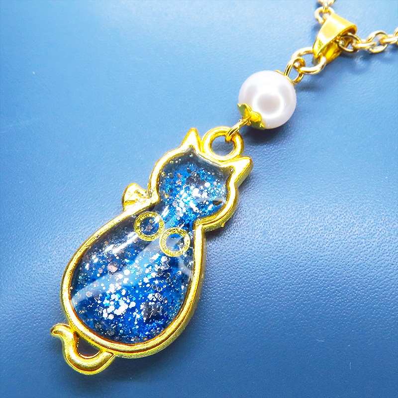 ゴールドカラー マリンブルー猫シルエットモチーフとスワロフスキーパールのネックレス 長さ調整可
