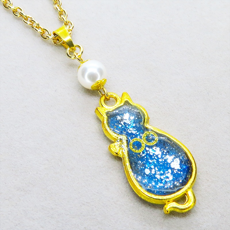 ゴールドカラー マリンブルー猫シルエットモチーフとスワロフスキーパールのネックレス 長さ調整可
