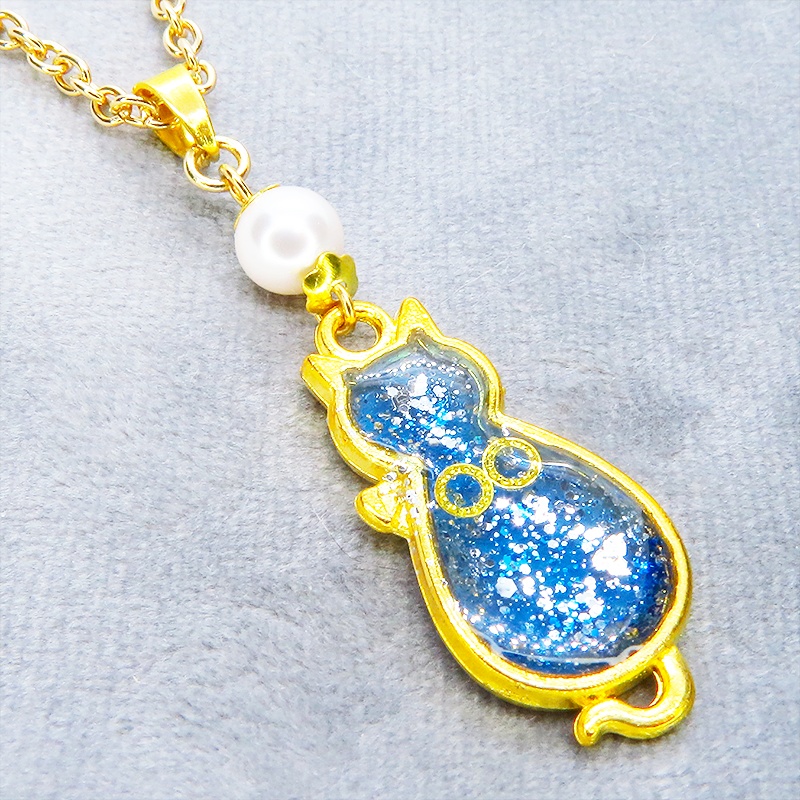 ゴールドカラー マリンブルー猫シルエットモチーフとスワロフスキーパールのネックレス 長さ調整可