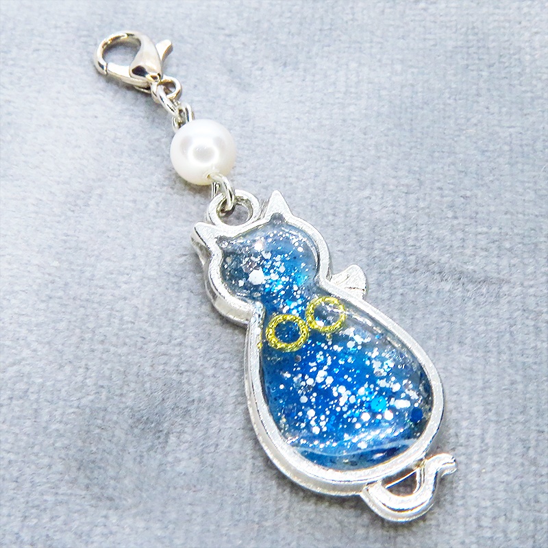 マスク・スマホチャーム シルバーカラー マリンブルー猫シルエットモチーフとスワロフスキーパール 金具変更可