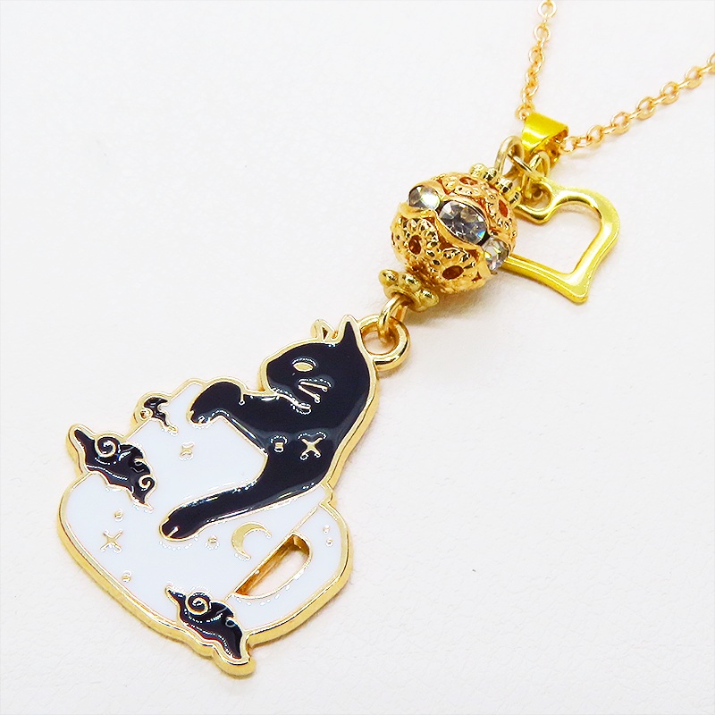 マットゴールド ティーカップでくつろぐ黒猫チャームのネックレス ラインストーン入りメタルビーズ 長さ調整可