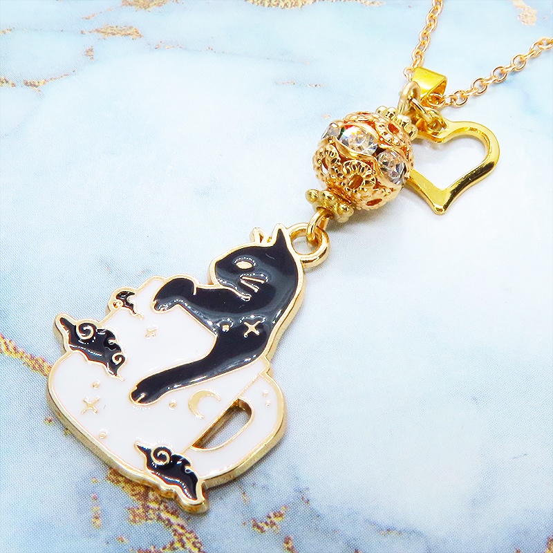 マットゴールド ティーカップでくつろぐ黒猫チャームのネックレス ラインストーン入りメタルビーズ 長さ調整可