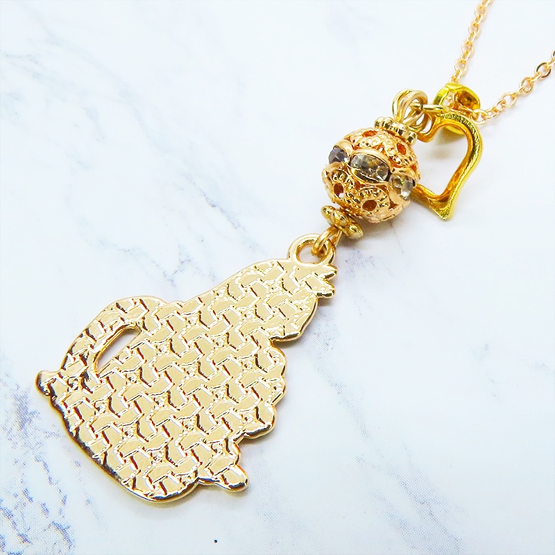 マットゴールド ティーカップでくつろぐ黒猫チャームのネックレス ラインストーン入りメタルビーズ 長さ調整可