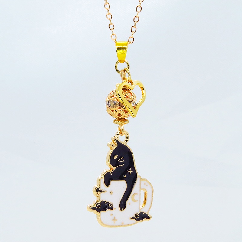 マットゴールド ティーカップでくつろぐ黒猫チャームのネックレス ラインストーン入りメタルビーズ 長さ調整可