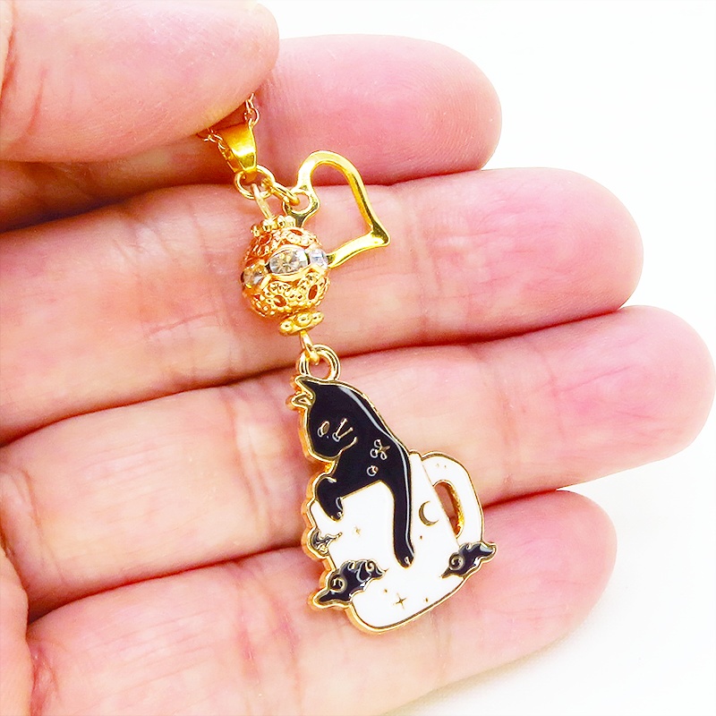 マットゴールド ティーカップでくつろぐ黒猫チャームのネックレス ラインストーン入りメタルビーズ 長さ調整可