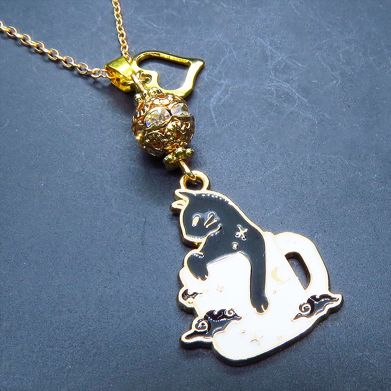 マットゴールド ティーカップでくつろぐ黒猫チャームのネックレス ラインストーン入りメタルビーズ 長さ調整可