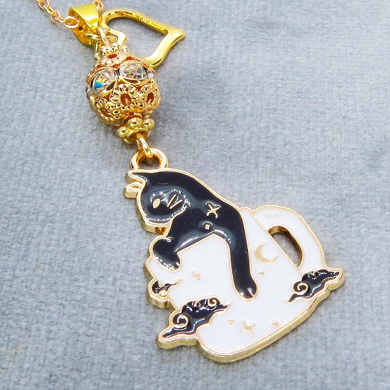 マットゴールド ティーカップでくつろぐ黒猫チャームのネックレス ラインストーン入りメタルビーズ 長さ調整可