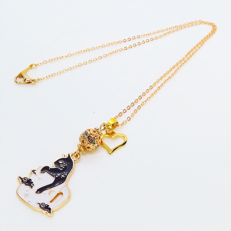 マットゴールド ティーカップでくつろぐ黒猫チャームのネックレス ラインストーン入りメタルビーズ 長さ調整可