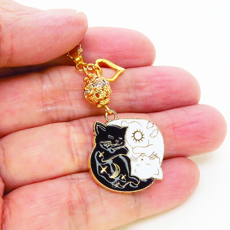 マットゴールド 白猫黒猫丸まってお休みチャームのネックレス ラインストーン入りメタルビーズ 長さ調整可
