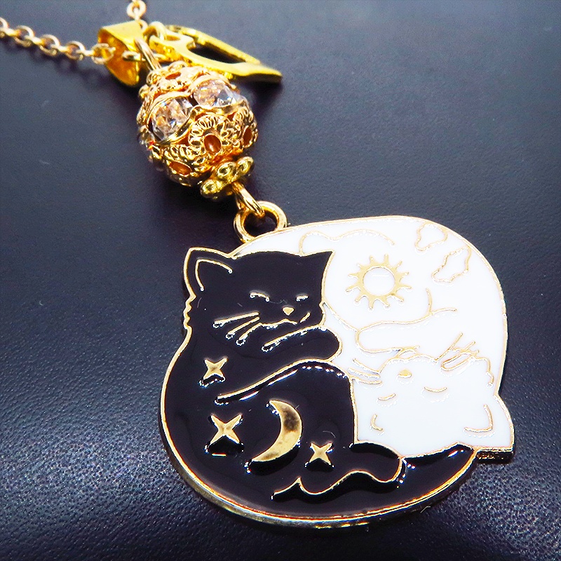 マットゴールド 白猫黒猫丸まってお休みチャームのネックレス ラインストーン入りメタルビーズ 長さ調整可