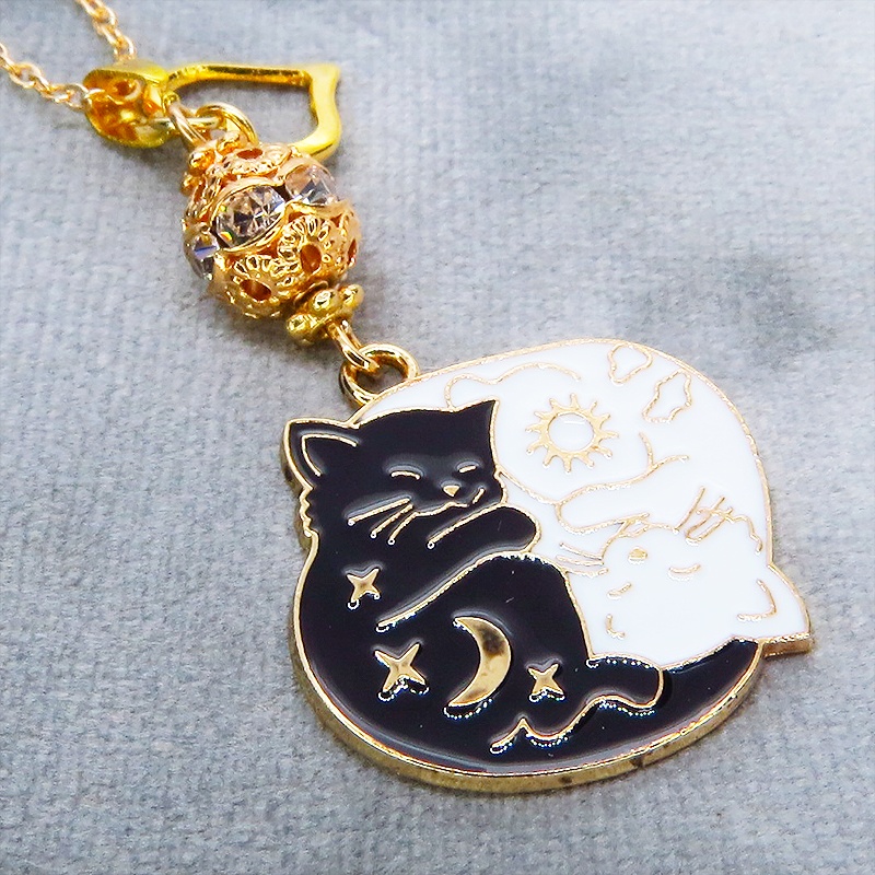 マットゴールド 白猫黒猫丸まってお休みチャームのネックレス ラインストーン入りメタルビーズ 長さ調整可