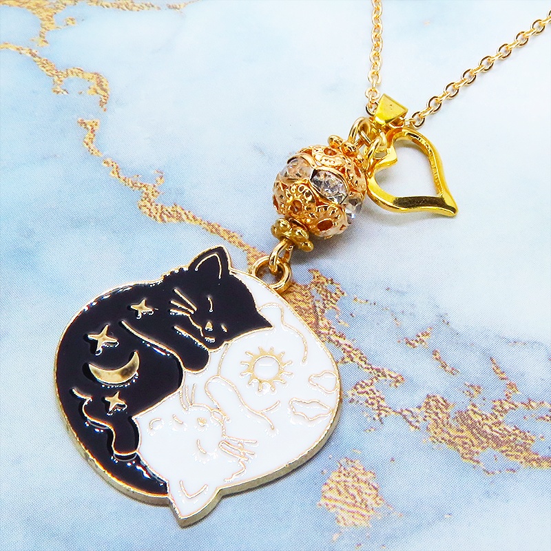 マットゴールド 白猫黒猫丸まってお休みチャームのネックレス ラインストーン入りメタルビーズ 長さ調整可
