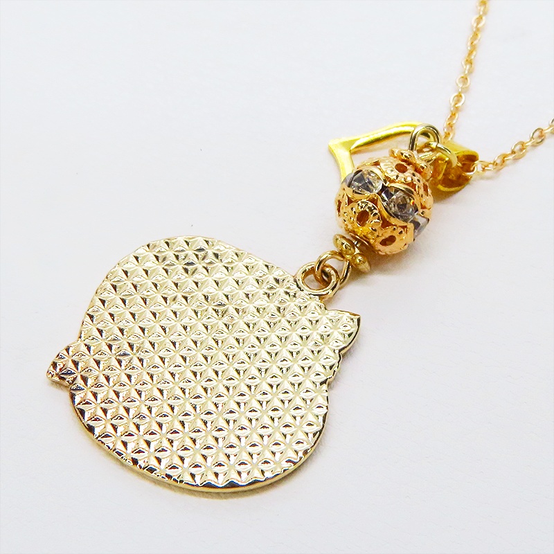 マットゴールド 白猫黒猫丸まってお休みチャームのネックレス ラインストーン入りメタルビーズ 長さ調整可