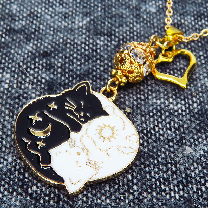 マットゴールド 白猫黒猫丸まってお休みチャームのネックレス ラインストーン入りメタルビーズ 長さ調整可