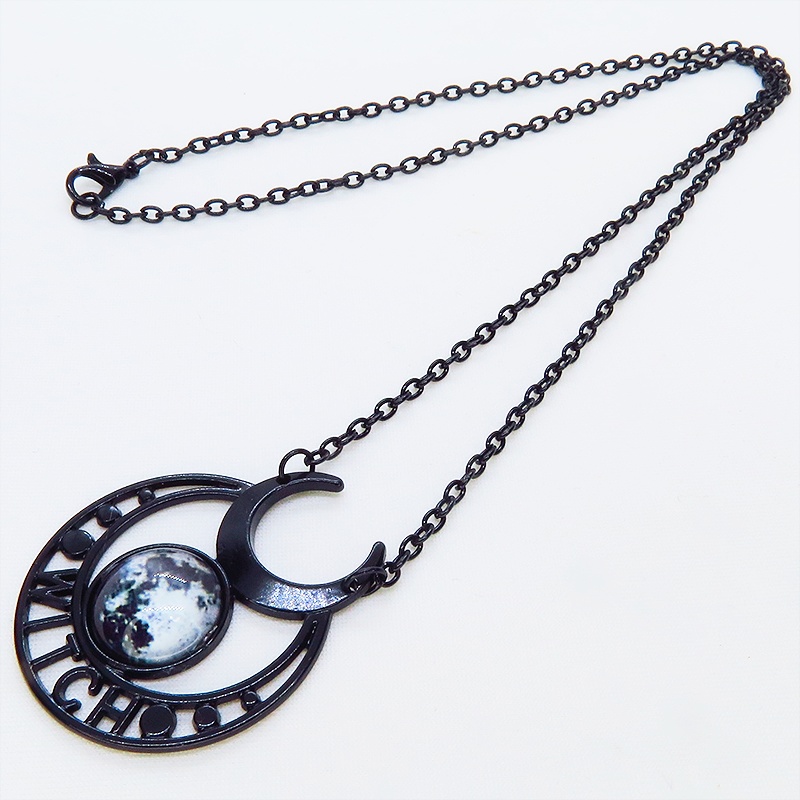 ゴシック調ブラックカラー トリプルムーンのモノトーンウィッチペンダントネックレス ロング パンク ロック