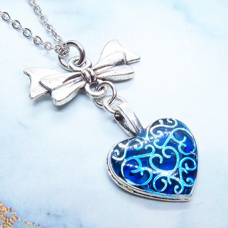 アンティークシルバー アラベスク調の透かし模様のブルーハートとリボンのネックレス 長さ調整可