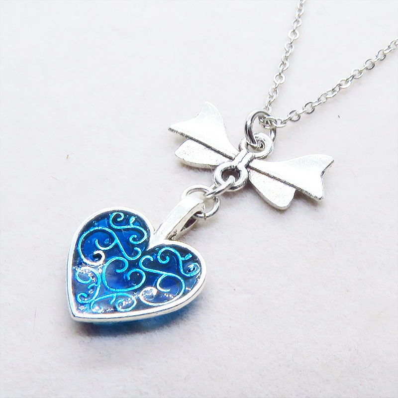 アンティークシルバー アラベスク調の透かし模様のブルーハートとリボンのネックレス 長さ調整可
