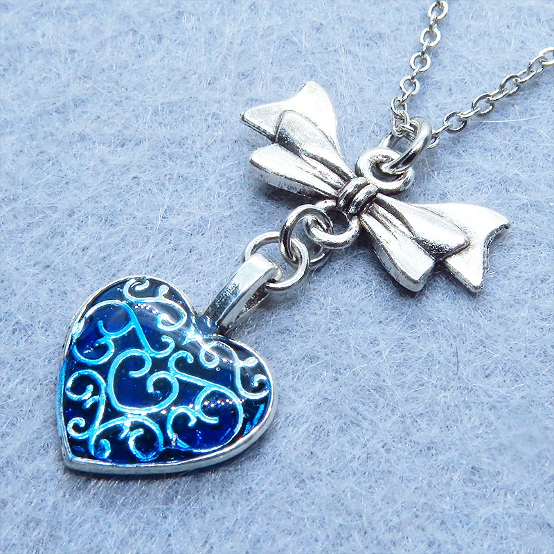 アンティークシルバー アラベスク調の透かし模様のブルーハートとリボンのネックレス 長さ調整可