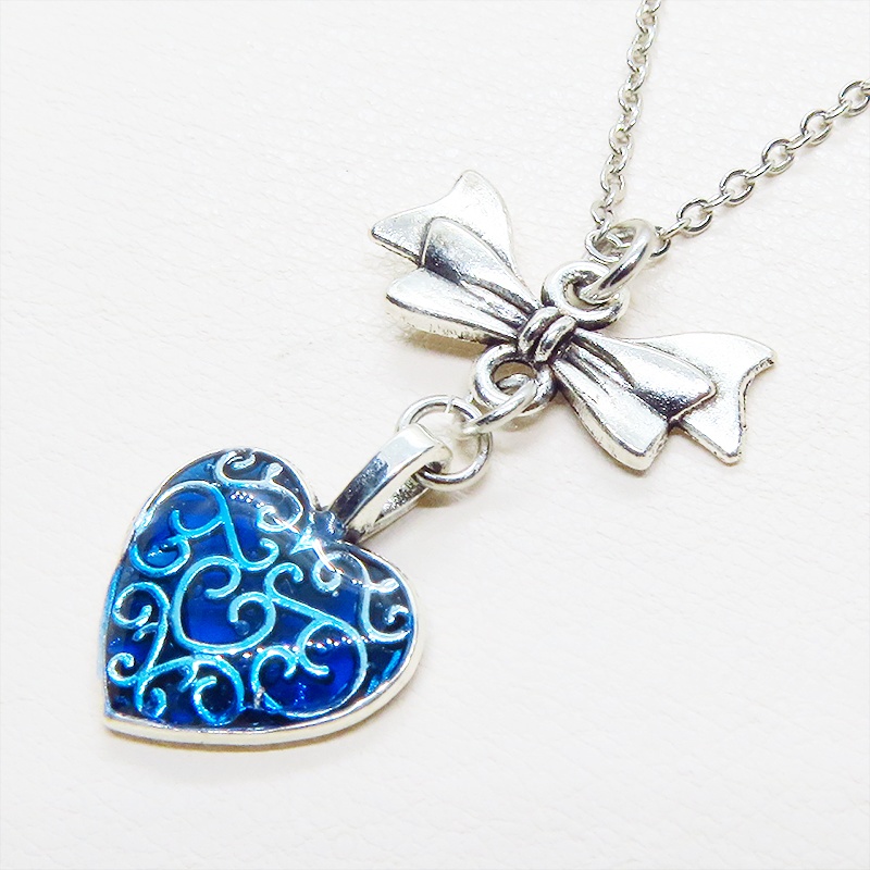 アンティークシルバー アラベスク調の透かし模様のブルーハートとリボンのネックレス 長さ調整可
