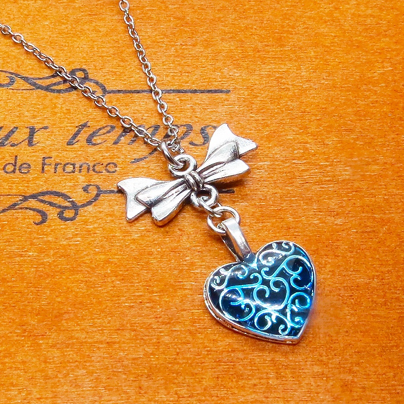 アンティークシルバー アラベスク調の透かし模様のブルーハートとリボンのネックレス 長さ調整可