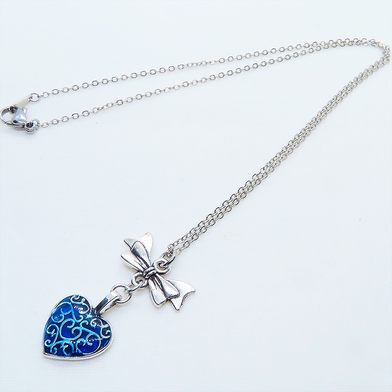 アンティークシルバー アラベスク調の透かし模様のブルーハートとリボンのネックレス 長さ調整可