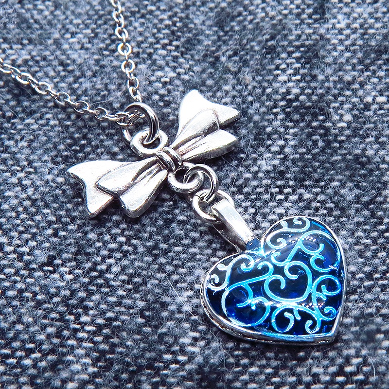 アンティークシルバー アラベスク調の透かし模様のブルーハートとリボンのネックレス 長さ調整可