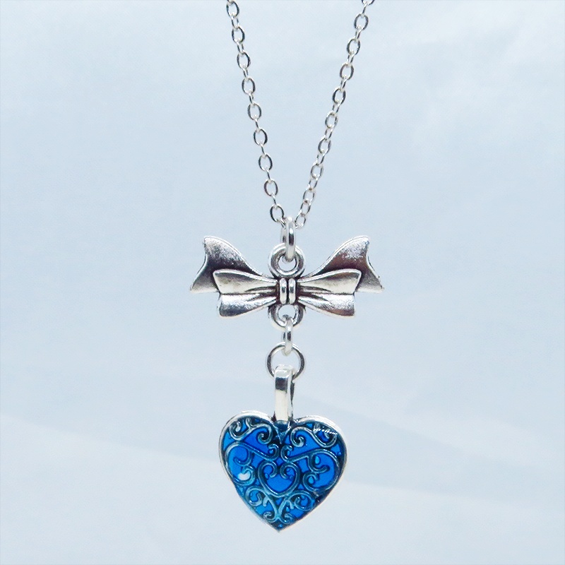 アンティークシルバー アラベスク調の透かし模様のブルーハートとリボンのネックレス 長さ調整可