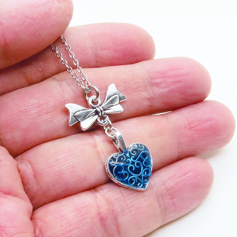 アンティークシルバー アラベスク調の透かし模様のブルーハートとリボンのネックレス 長さ調整可