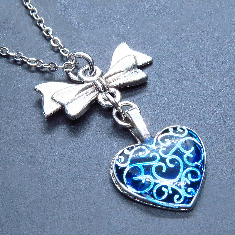 アンティークシルバー アラベスク調の透かし模様のブルーハートとリボンのネックレス 長さ調整可