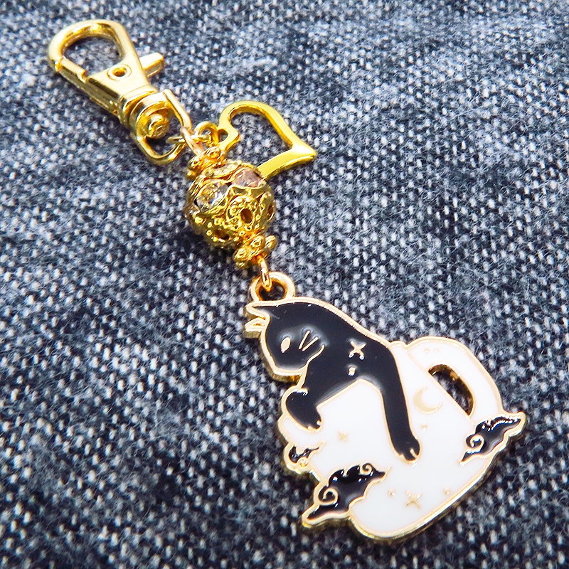 マットゴールド ティーカップでくつろぐ黒猫チャームのキーホルダー メタルビーズ 金具変更可