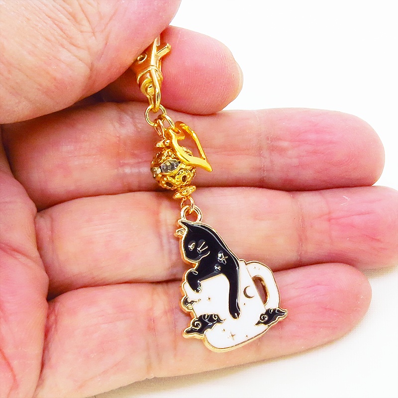 マットゴールド ティーカップでくつろぐ黒猫チャームのキーホルダー メタルビーズ 金具変更可