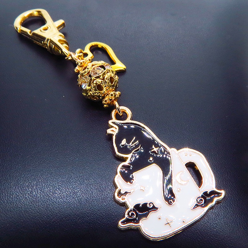 マットゴールド ティーカップでくつろぐ黒猫チャームのキーホルダー メタルビーズ 金具変更可